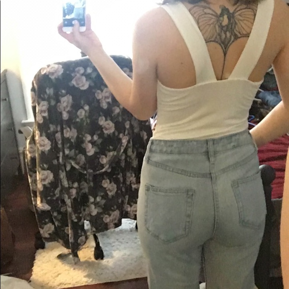 Light washed high-waisted mom jeans! Size x-small